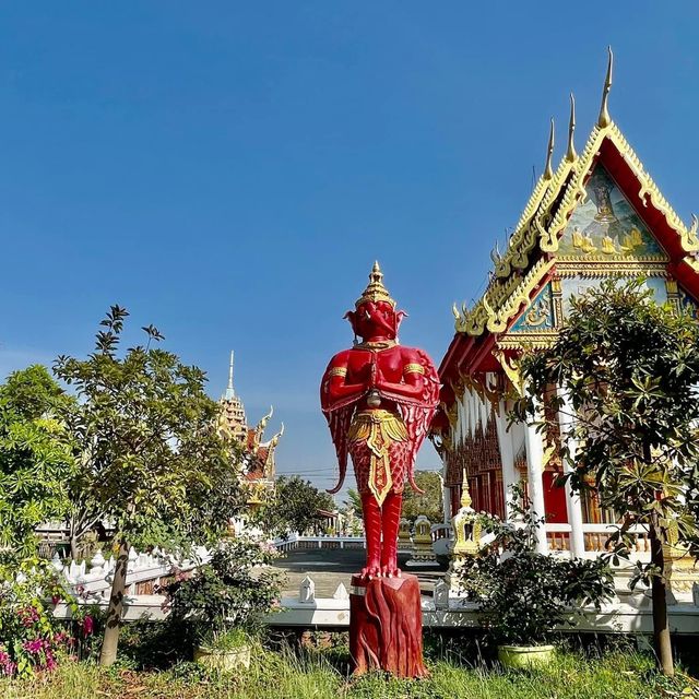 เที่ยววัดคุ้งท่าเลา ชมความอลังการประติมากรรมหนุมาน