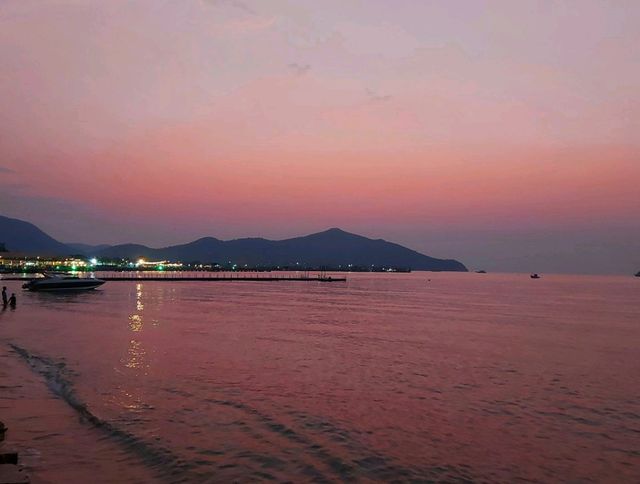 ชมพระอาทิตย์ตก ที่หาดบางเสร่ 