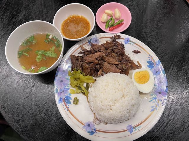 ร้านราดหน้าหมูนุ่ม ที่ไม่ได้มีเมนูเด็ดแค่ราดหน้า