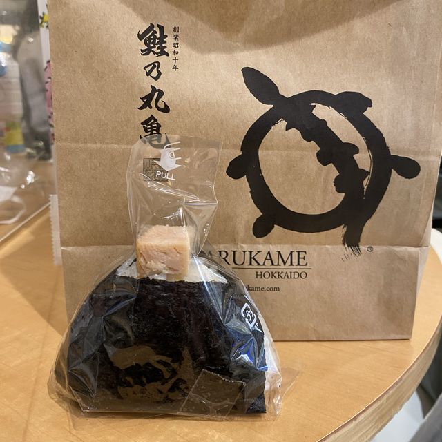 新千歳グルメ！「鮭の丸亀」にぎりたておむすびが美味しい