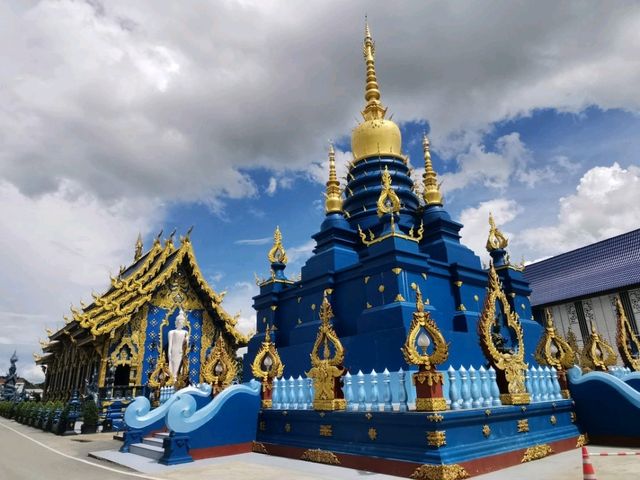 วัดร่องเสือเต้น วัดน้ำเงินแห่งเชียงราย 