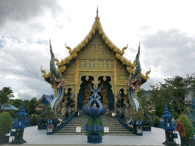 วัดร่องเสือเต้น วัดน้ำเงินแห่งเชียงราย 