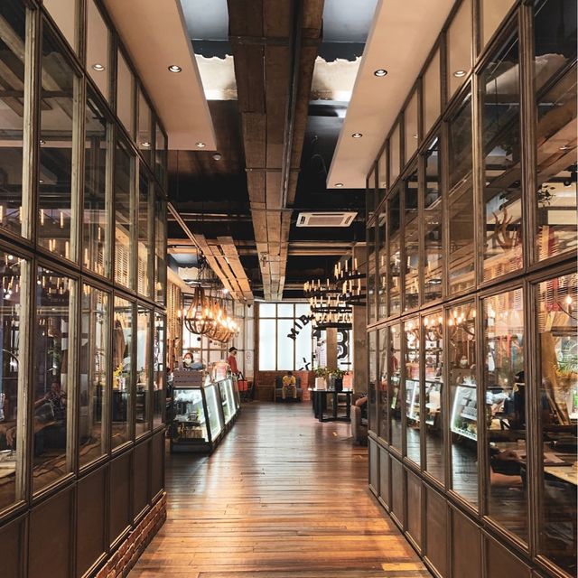 M Boutique Station 18