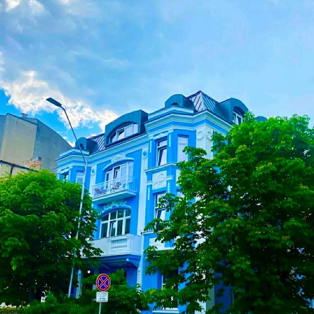 A LOVELY BLUE HOTEL NEAR THE BEACH!