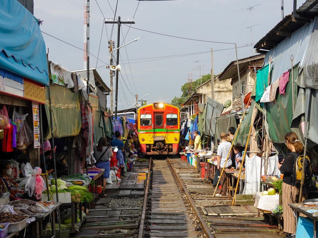 ตลาดร่มหุบแม่กลอง 🚂🚂