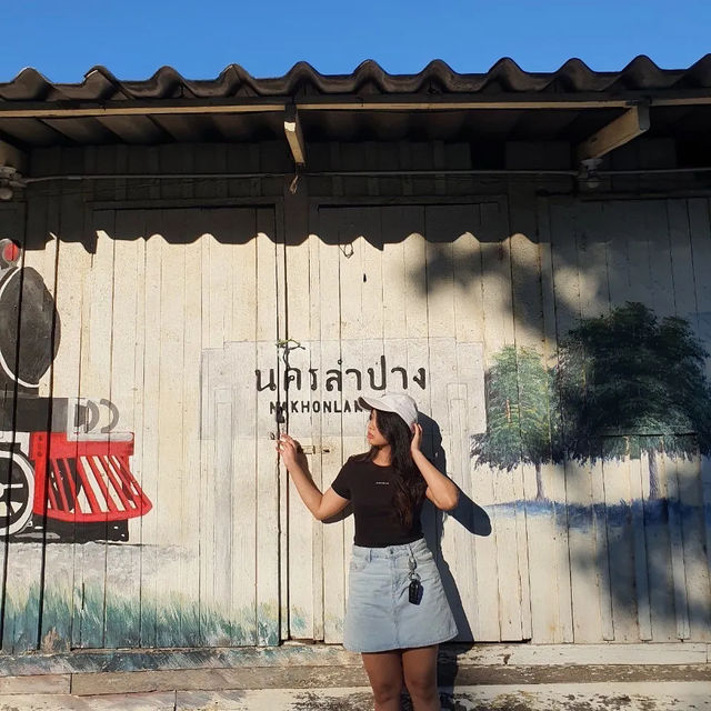 ถ่ายรูปกราฟฟิตี้ กินของอร่อยตลาดท้องถิ่น