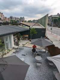 水泥牆、鐵皮屋，大馬路邊的工業風咖啡：得正咖啡
