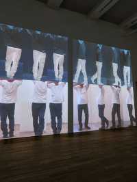 大館當代美術館的「布魯斯・瑙曼」（Bruce Nauman）