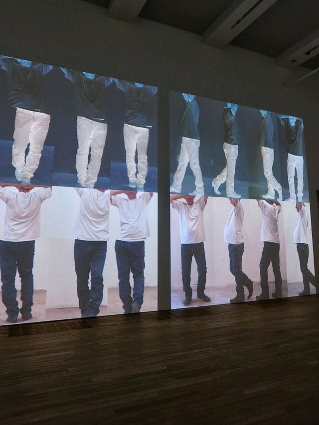大館當代美術館的「布魯斯・瑙曼」（Bruce Nauman）