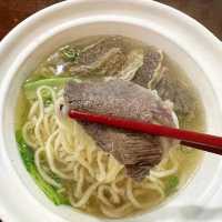 臺北老牌牛肉麵店陽明堂：傳統品質，口感豐富