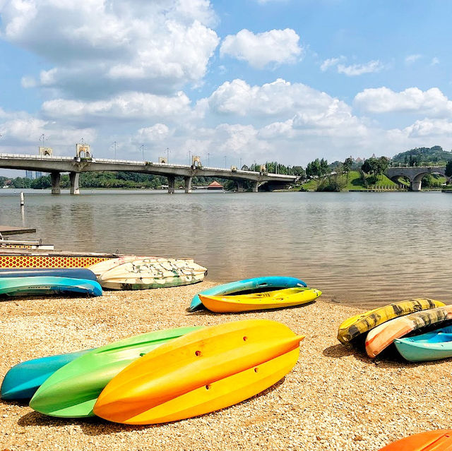 🇲🇾 Glide Across Calm Waters: Kayaking Adventures at Kelab Tasik Putrajaya 🇲🇾 Glide Across Calm Waters: Kayaking Adventures at Kelab Tasik Putrajaya