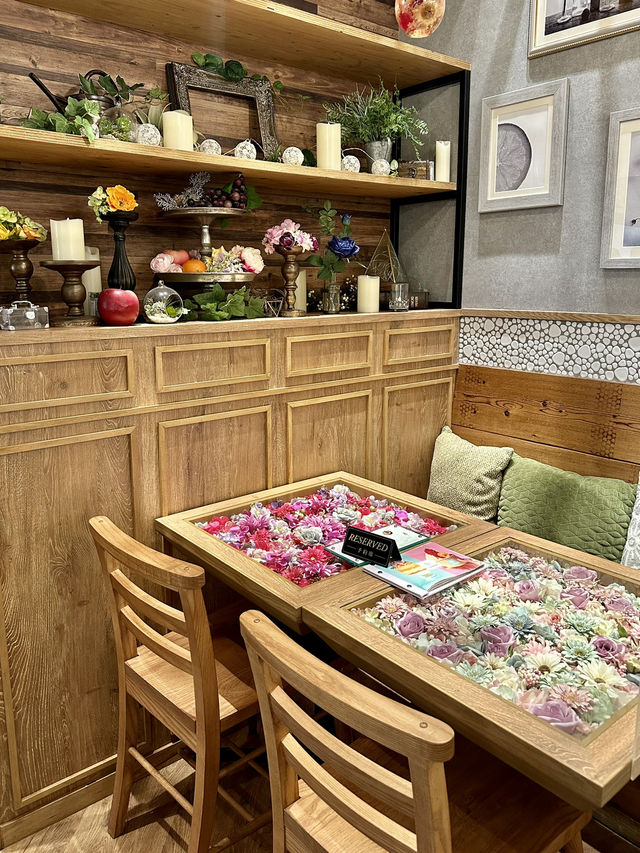綺麗なお花のガラステーブルでいただく可愛いスイーツ✨