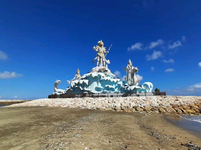 【巴釐島】Pantai Jerman海灘：蔚藍大海、雄偉雕像