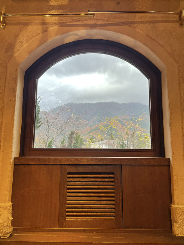 【秋の山梨1泊2日旅】  おすすめスポット👍  ヨーロッパ調の建物と紅葉💕