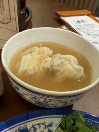 傳統粉麵配特製雞白湯可以飲哂嘅湯底，午市下午茶之選