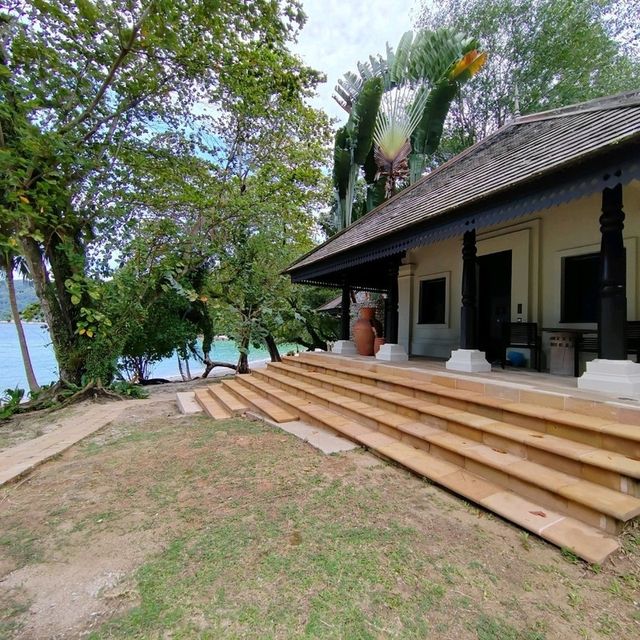 Exclusive Resort, Beautiful Beach, Emerald Water!