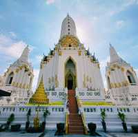 泰國曼谷標誌性皇家古跡寺廟景點:Wat Phitchaya Yatikaram Worawihan，雄偉白色巨塔，適合打卡拍照📸。