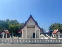 กราบหลวงพ่อเพชร ที่วัดศรีชุม