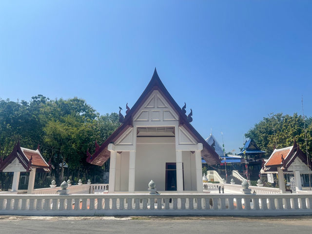 กราบหลวงพ่อเพชร ที่วัดศรีชุม