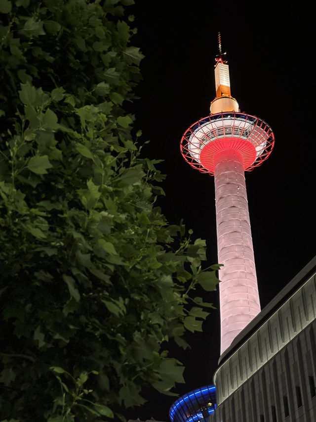 「京都塔：愛與恨交織的文化地標」