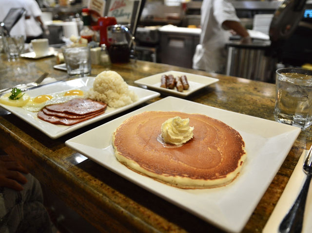 A Perfect Brunch at Liliha Bakery in Honolulu