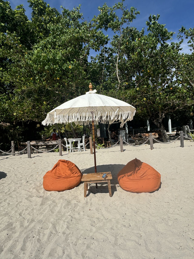 Chilling Out at Laut Biru Bar & Restaurant 🍹🏖️