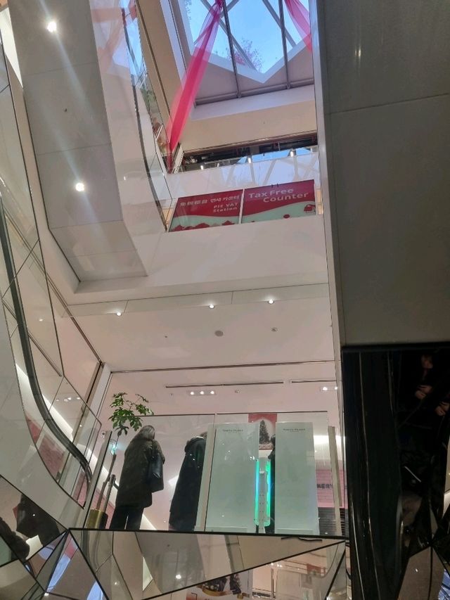 도쿄 독특한 건물의 메가 쇼핑센터: 도큐플라자 오모테산도 하라주쿠🛍