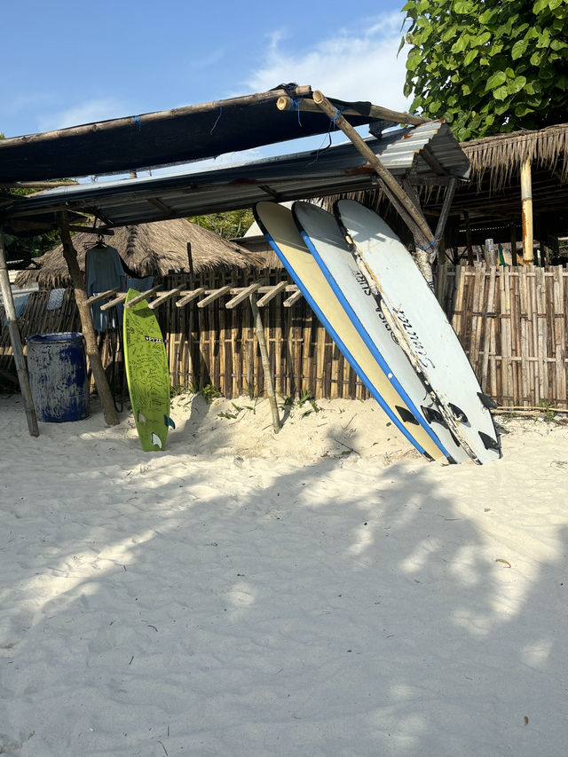 Warung Surfer Beach, Mandalika: Good Food, Great Waves 🌊🍽️