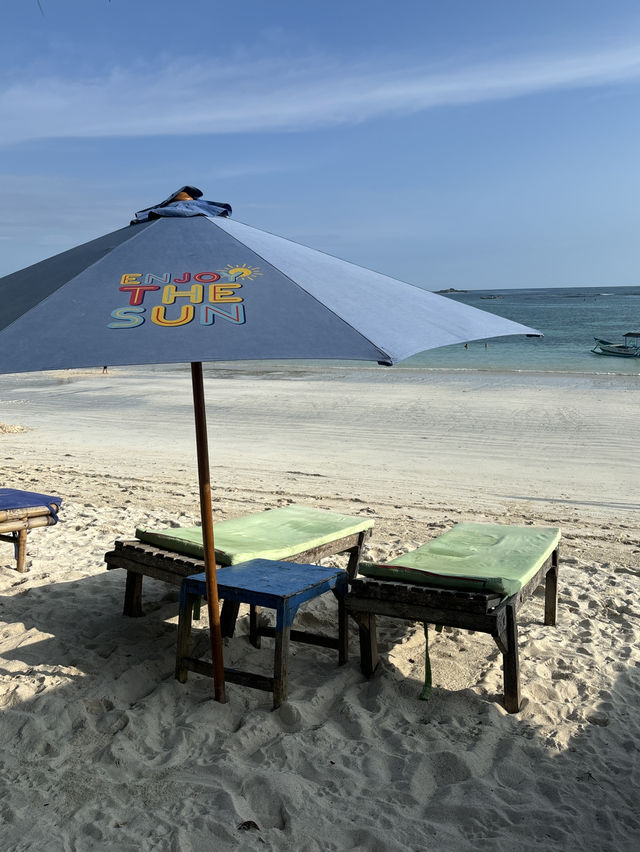 Warung Rizki: Where Coconuts and Chill Vibes Meet 🌴🥥
