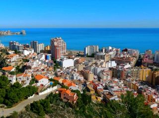 지중해 도시인 쿨레라는 발렌시아 해안의 중심부에 위치하고 있으며, 바다와 산 사이에 숨겨져 있습니다.