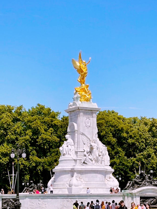 A Visit to Buckingham Palace: A Royal Experience