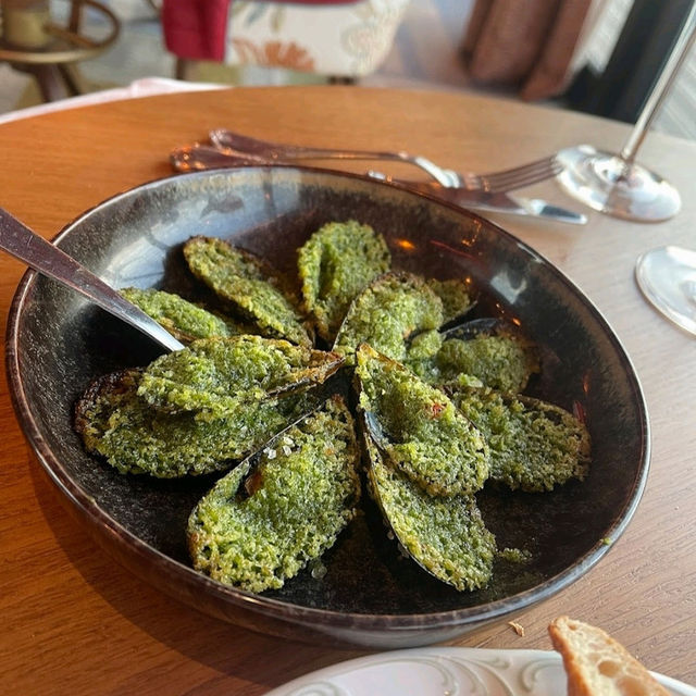 A memorable restaurant with a river view