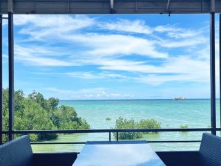 15 minutes from the airport! Open ocean view and delicious cuisine