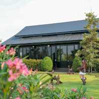 🌳☕️ คาเฟ่ไม้สไตล์โรงนาโมเดิร์น The Barnery สระบุรี