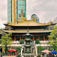 都会の喧騒に佇む金色の仏教寺院✨⛩️
