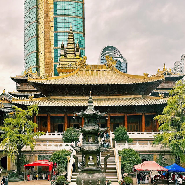 都会の喧騒に佇む金色の仏教寺院✨⛩️