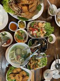 ร้านอาหารทะเลพื้นบ้านลับๆ ในบ้านเพ ระยอง 🦀🦑 
