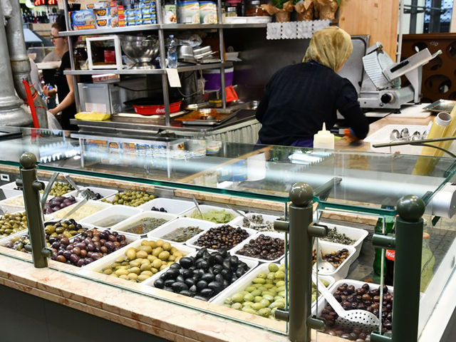 モデナの美味が集結！🇮🇹アルビネッリ市場でグルメ探訪