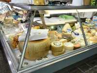 モデナの美味が集結！🇮🇹アルビネッリ市場でグルメ探訪