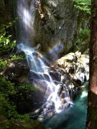 【岐阜】神秘的なエメラルドグリーン😍虹のかかる絶景の滝
