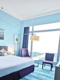 “Classic Elegance by the Straits: Thistle JB’s Superior King Stay”