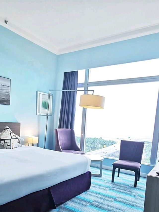“Classic Elegance by the Straits: Thistle JB’s Superior King Stay”