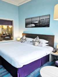 “Classic Elegance by the Straits: Thistle JB’s Superior King Stay”