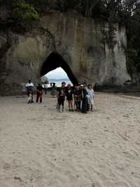 教堂灣 (Cathedral Cove) 雕刻般的海岸線曾令早期的海上探險者著迷，如今也仍然讓到訪這裡的人們感到驚艷。