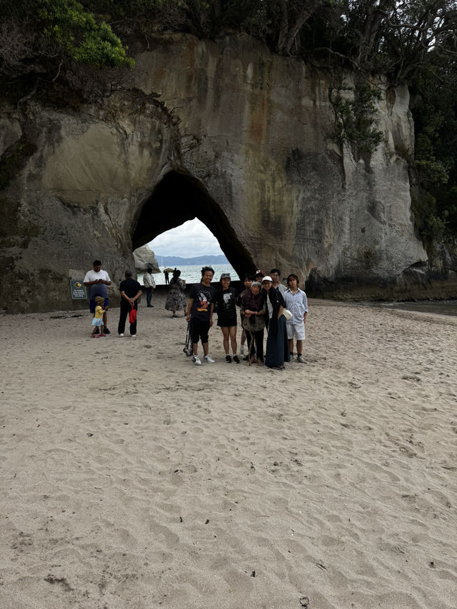 教堂灣 (Cathedral Cove) 雕刻般的海岸線曾令早期的海上探險者著迷，如今也仍然讓到訪這裡的人們感到驚艷。