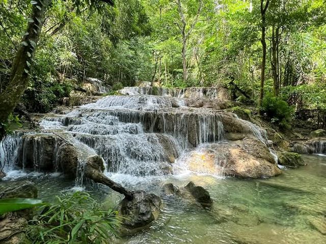 น้ำตกเอราวัณ (Erawan Waterfall)
