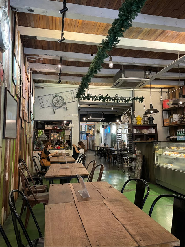 The Stolen Cup – A Vintage Café Gem on Jonker Street