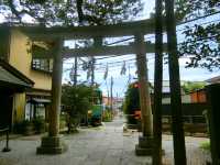 【鎌倉】鳥居の前を電車が横切る🚃御霊神社
