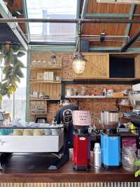 คาเฟ่ที่ปกคลุมไปด้วยต้นไม้ ที่บ้านบึง ชลบุรี