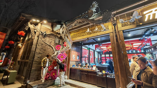 Wide and Narrow Alleys in Chengdu